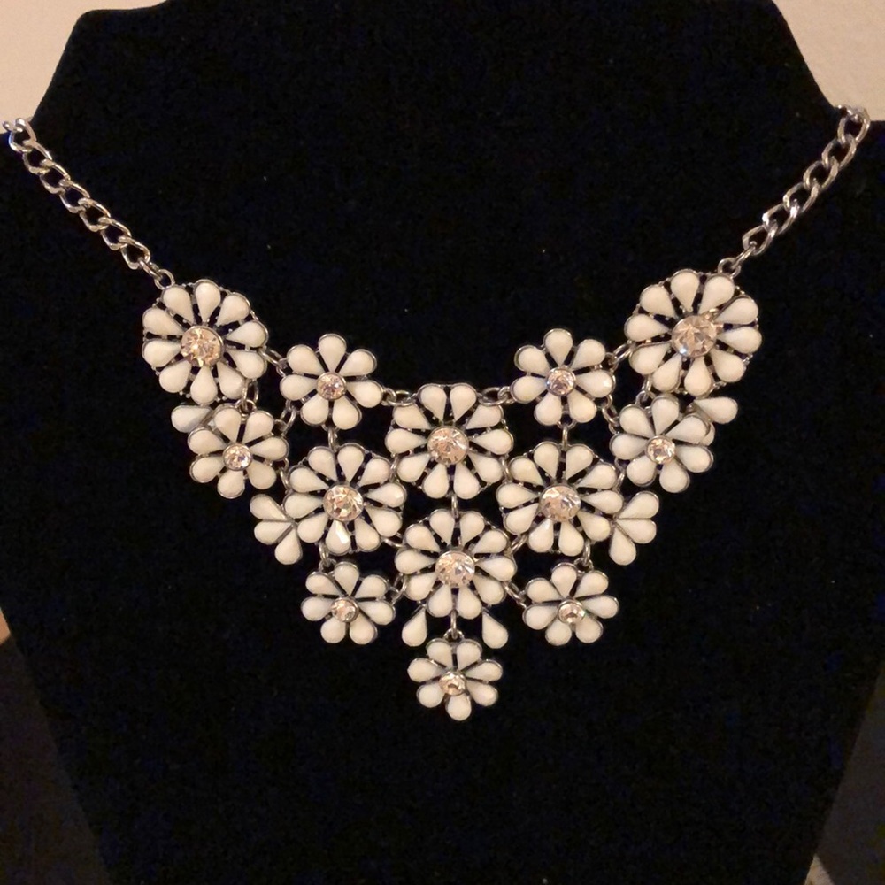 - White daisy party statement necklace, silver